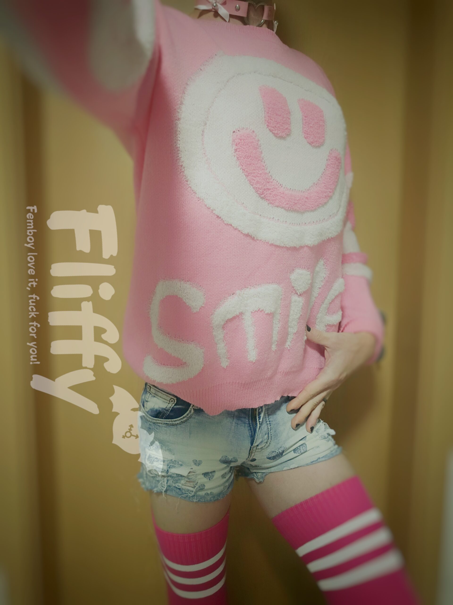 Fliffy im pinken Femboy-Look mit süßem Smiley-Pullover, Jeans-Shorts und Overknees – Über mich – Fliffy