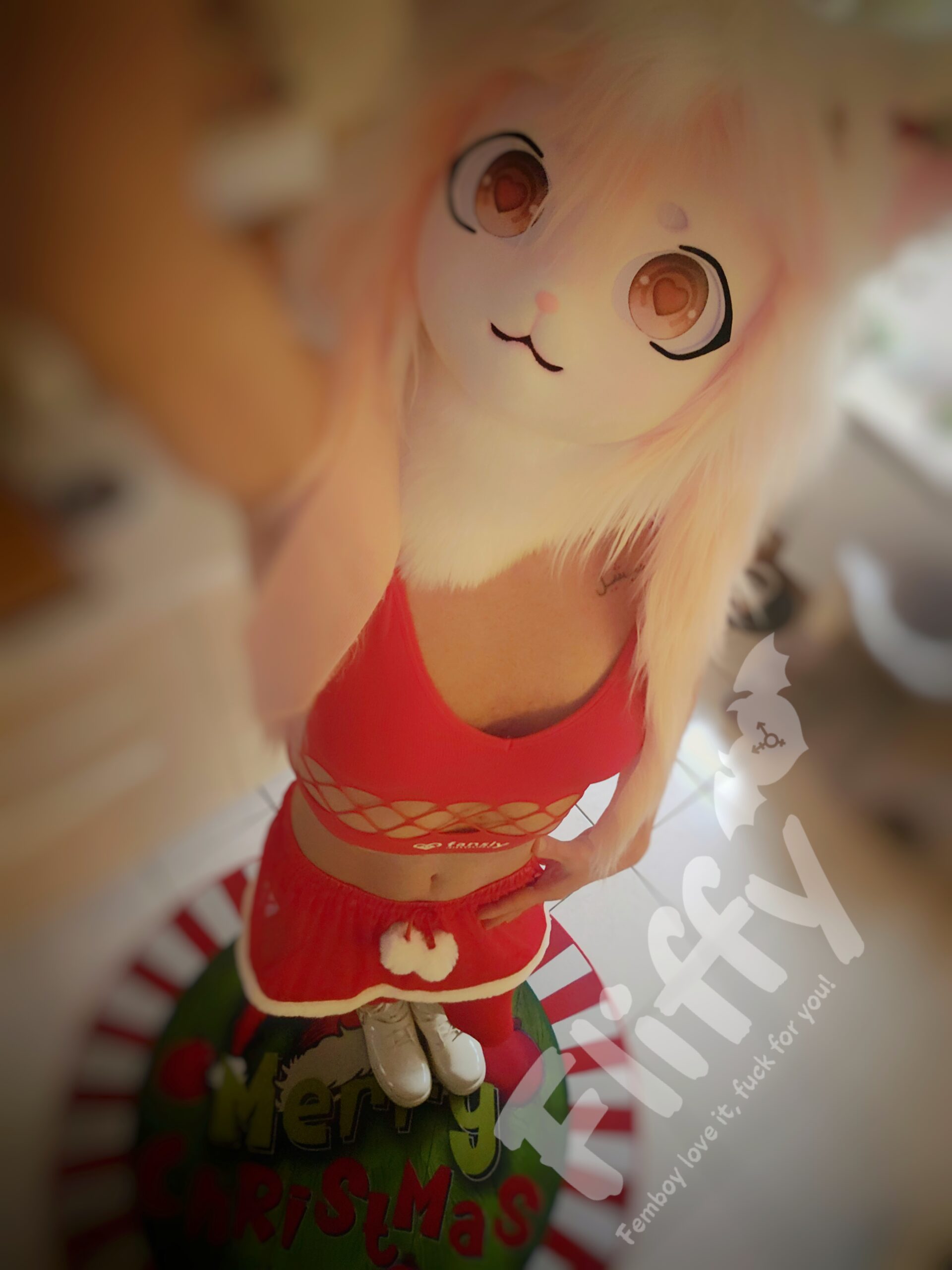Über mich – Fliffy in einem weihnachtlichen Femboy-Outfit mit süßer Kigurumi-Maske und rotem Minirock
