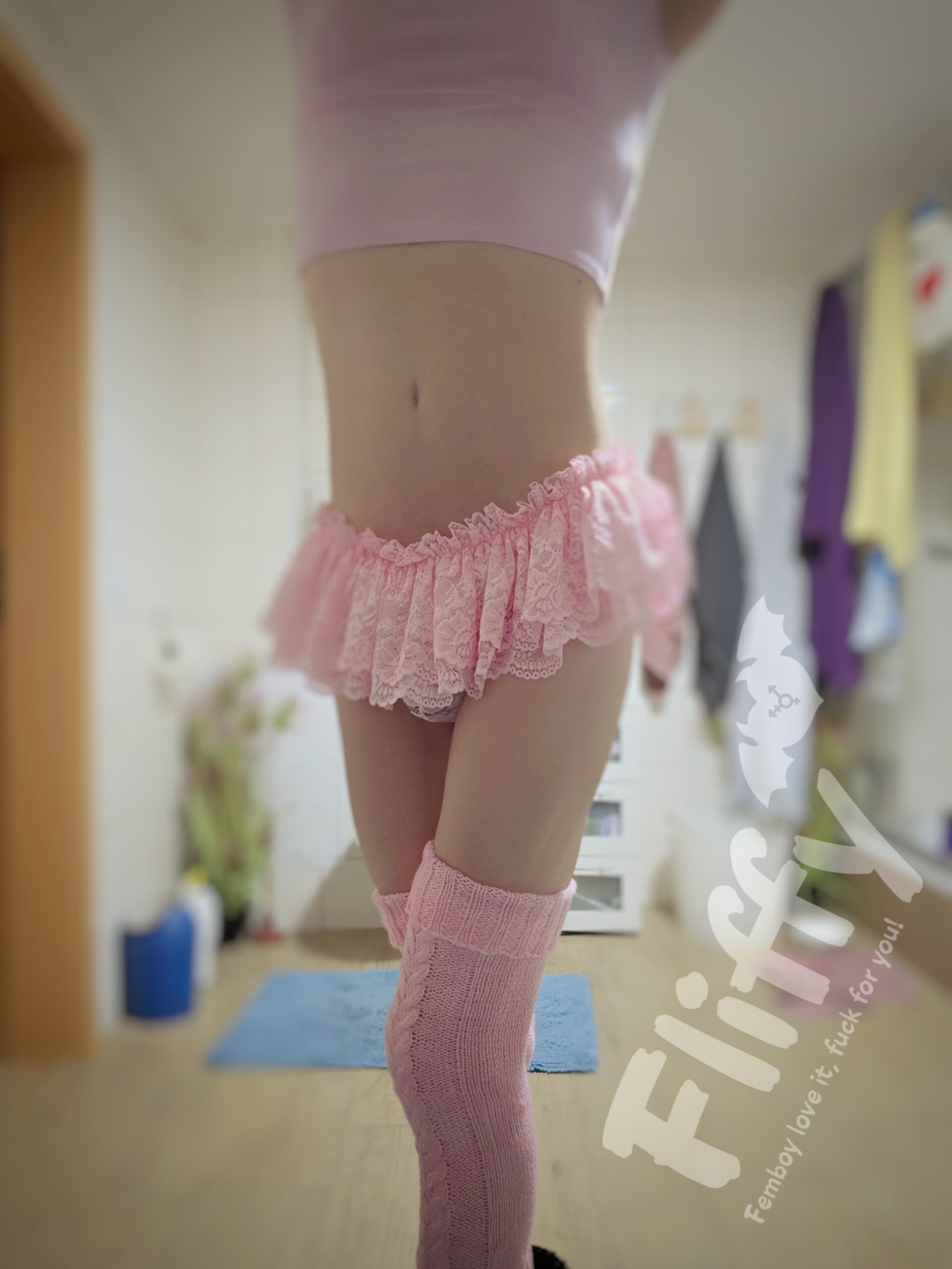 Fliffy präsentiert sexy Femboy Slip im rosa Spitzenrock